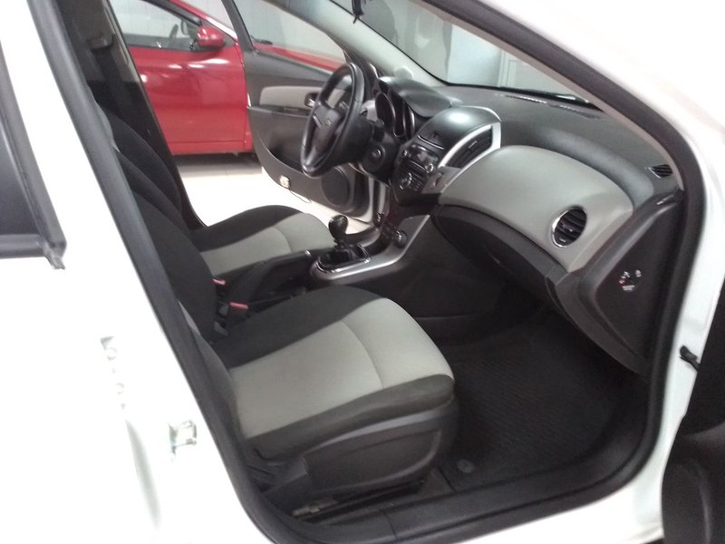 Chevrolet, Cruze, I Рестайлинг, 1.6 MT (109 л.с.),